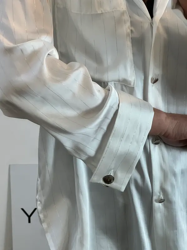 ZARA. Blusa satinada blanca detalles plateados. T L