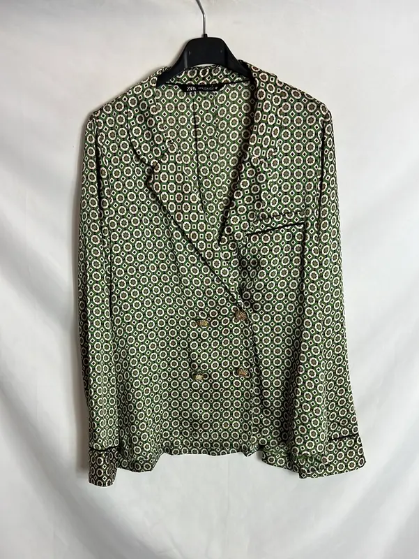 ZARA. Blusa satinada doble botonadura estampada. T M
