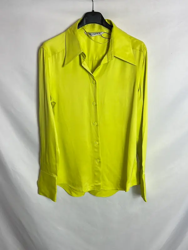 ZARA. Blusa satinada flúor. T M