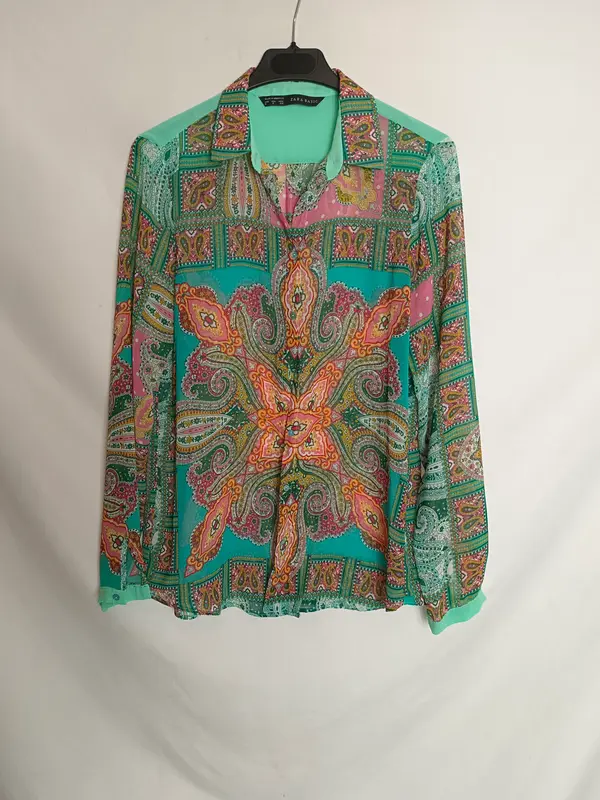 ZARA. Blusa verde estampada T.s
