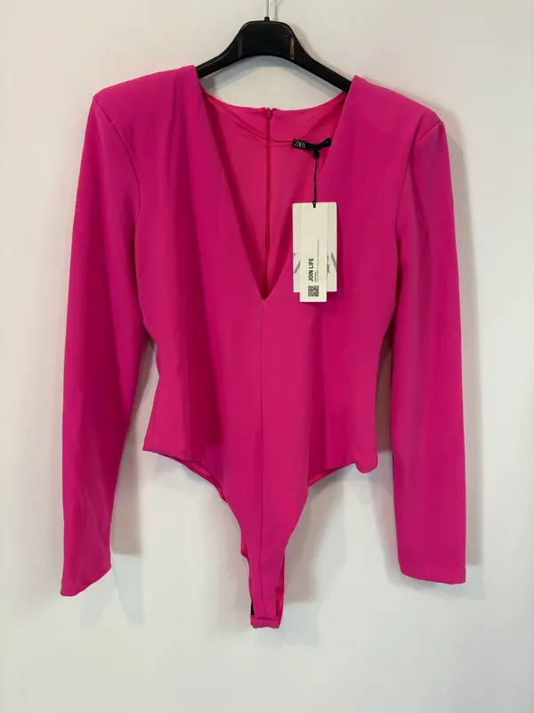 ZARA. Body fucsia escote. T L