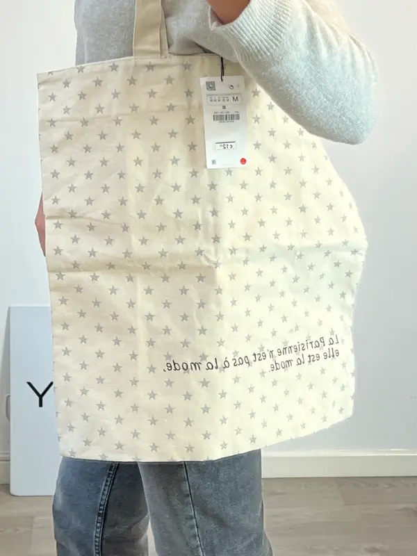 ZARA. Bolsa shopper tela estrellas
