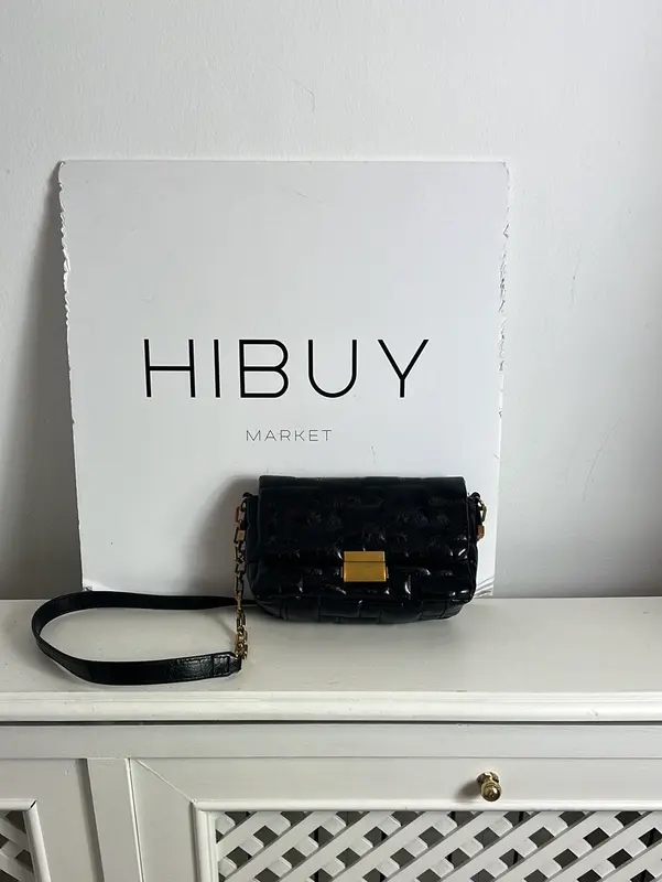 ZARA. Bolso mini negro acolchado