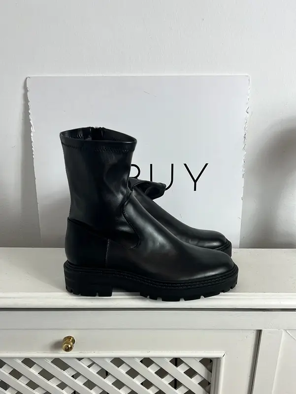 ZARA. Botones negro plataforma . T38