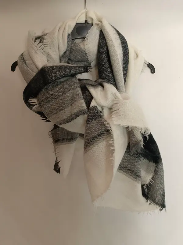ZARA. Bufanda rayas blanco y negro