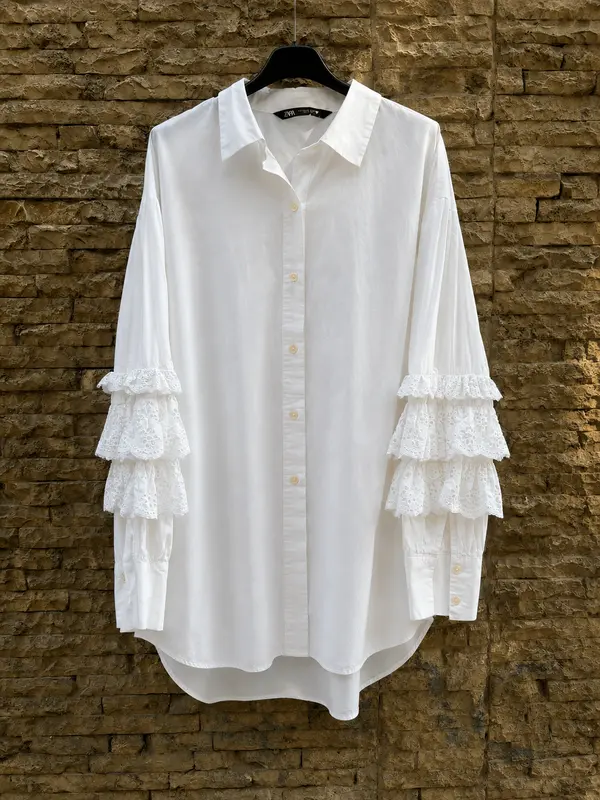 ZARA. Camisa blanca detalle manga