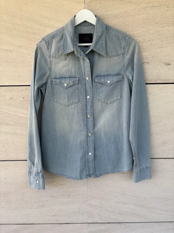 ZARA. Camisa denim bolsillos