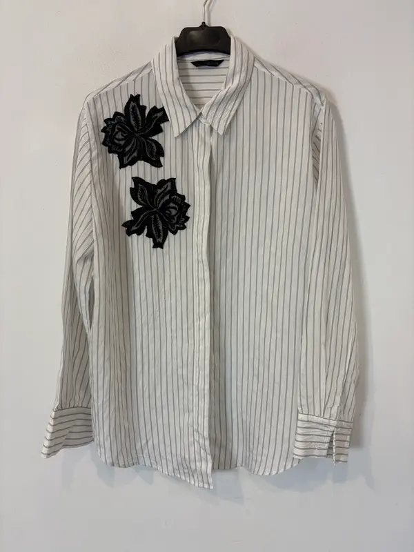 ZARA. camisa rayas flor encaje