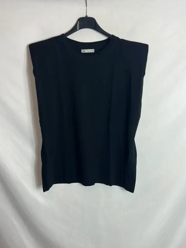 ZARA. Camiseta negra hombreras. T M