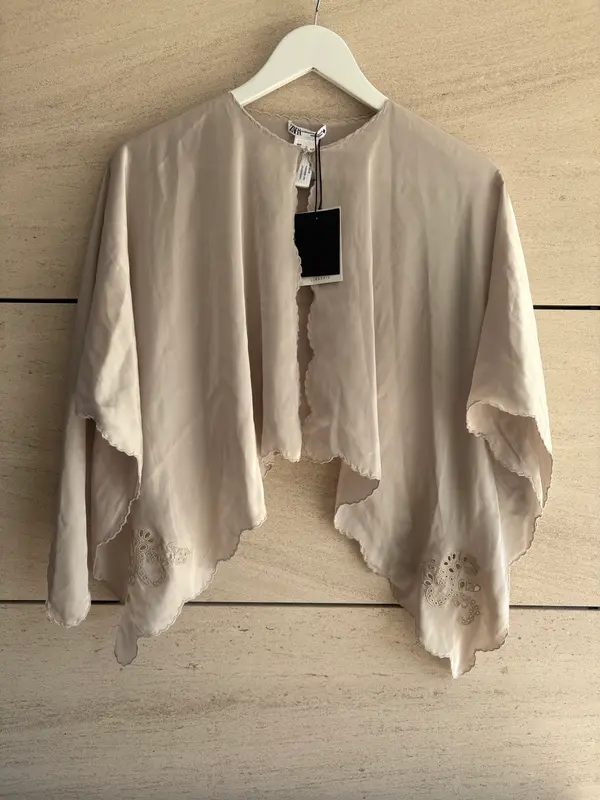 ZARA. Capa fluida bordados. T XS-S