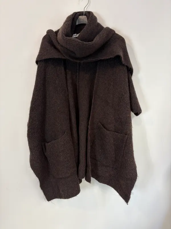 ZARA. Capa marrón lazada