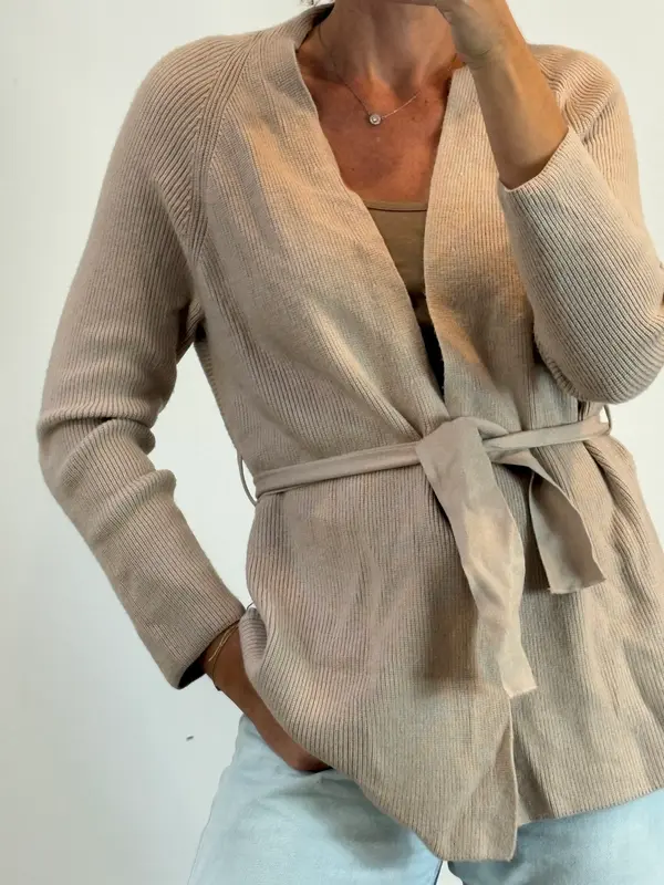 ZARA. Cárdigan beige canalé