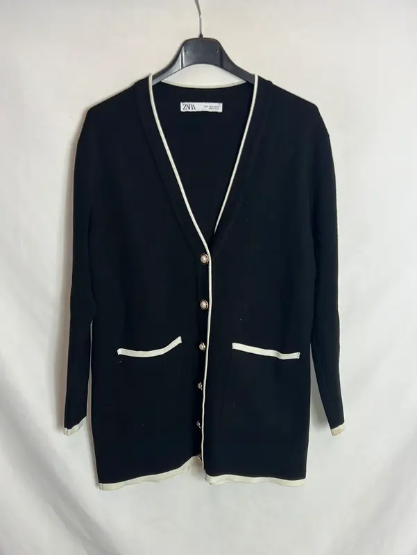 ZARA. Cárdigan negro botones T.s