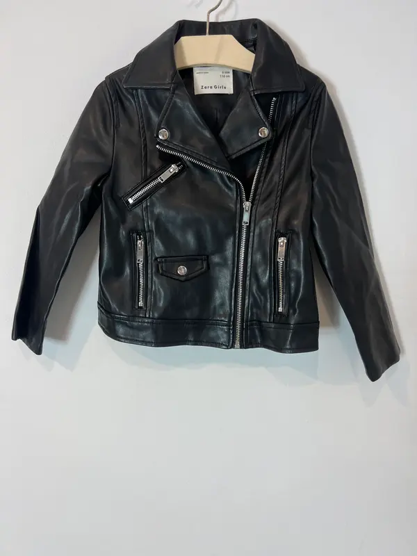 ZARA. Cazadora negra efecto piel. T 6 años
