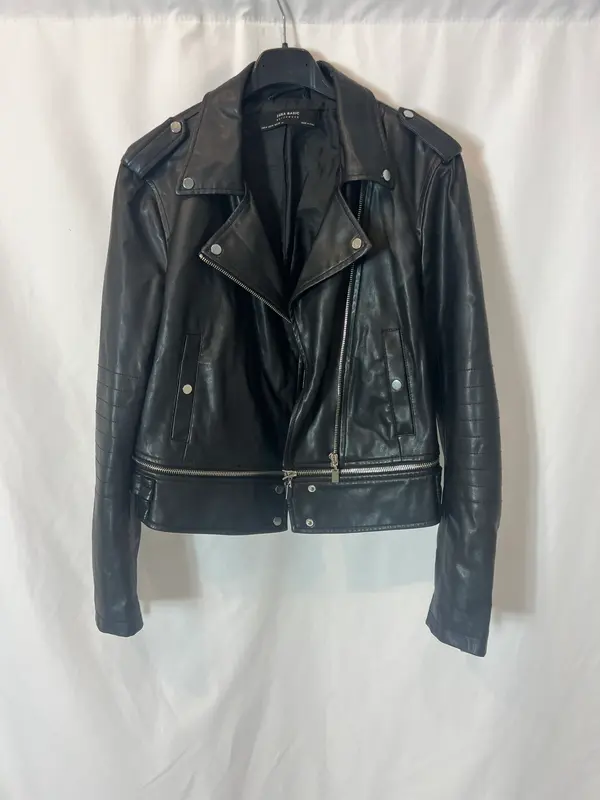 ZARA. Cazadora negra efecto piel. T M