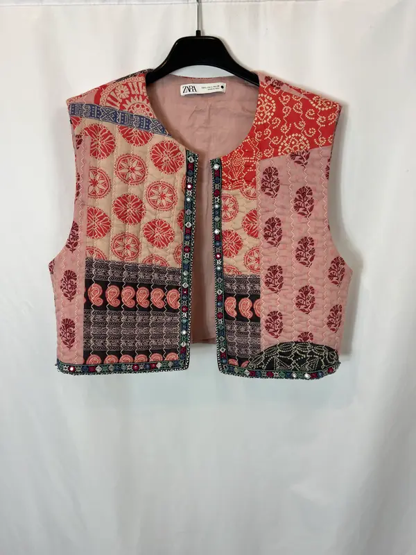 ZARA. Chaleco acolchado estampado. T L