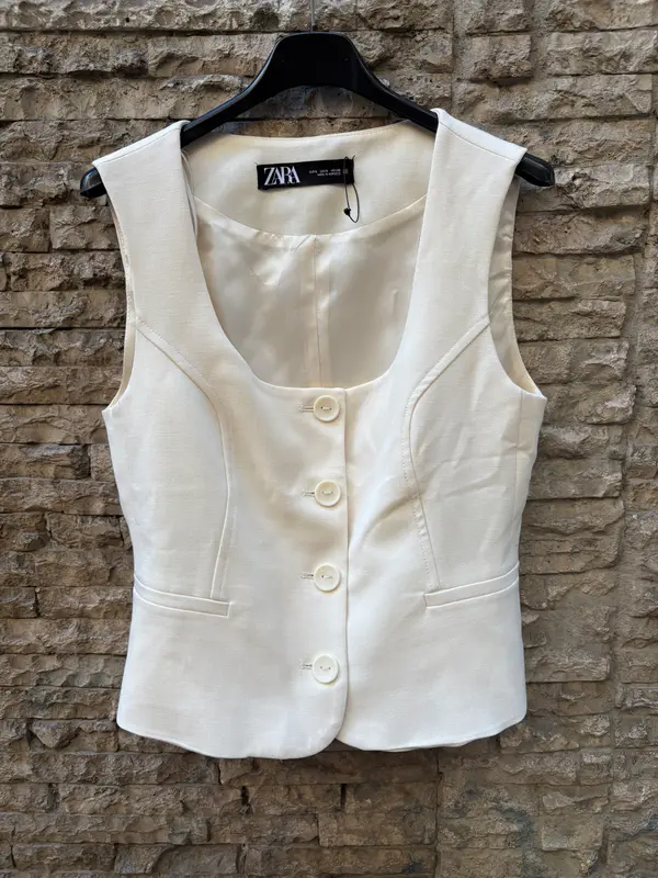 ZARA. Chaleco beige claro botones. T S