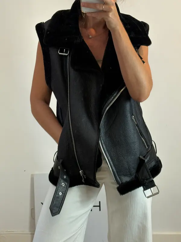 ZARA. Chaleco estilo biker negro