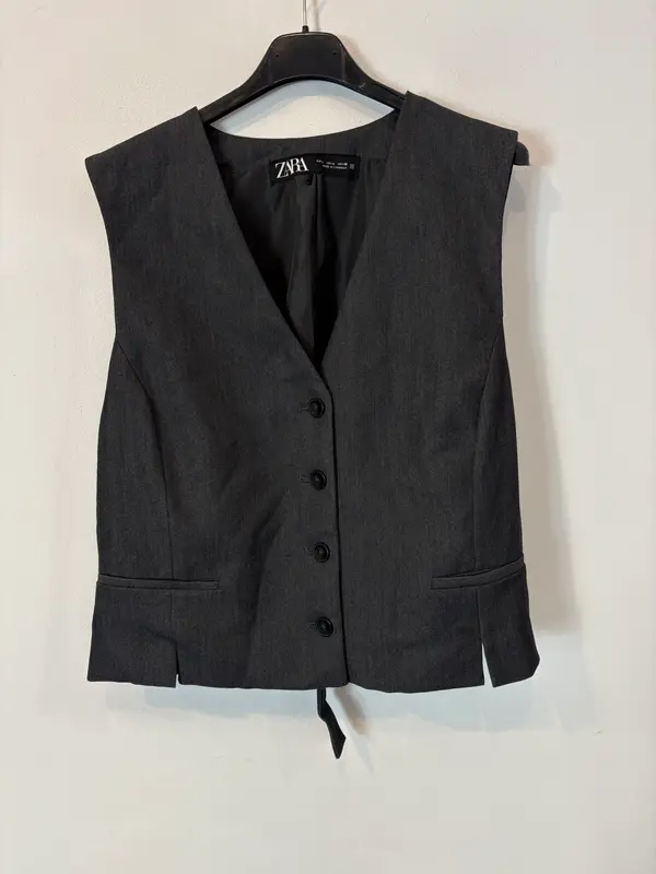 ZARA. Chaleco gris abotonado