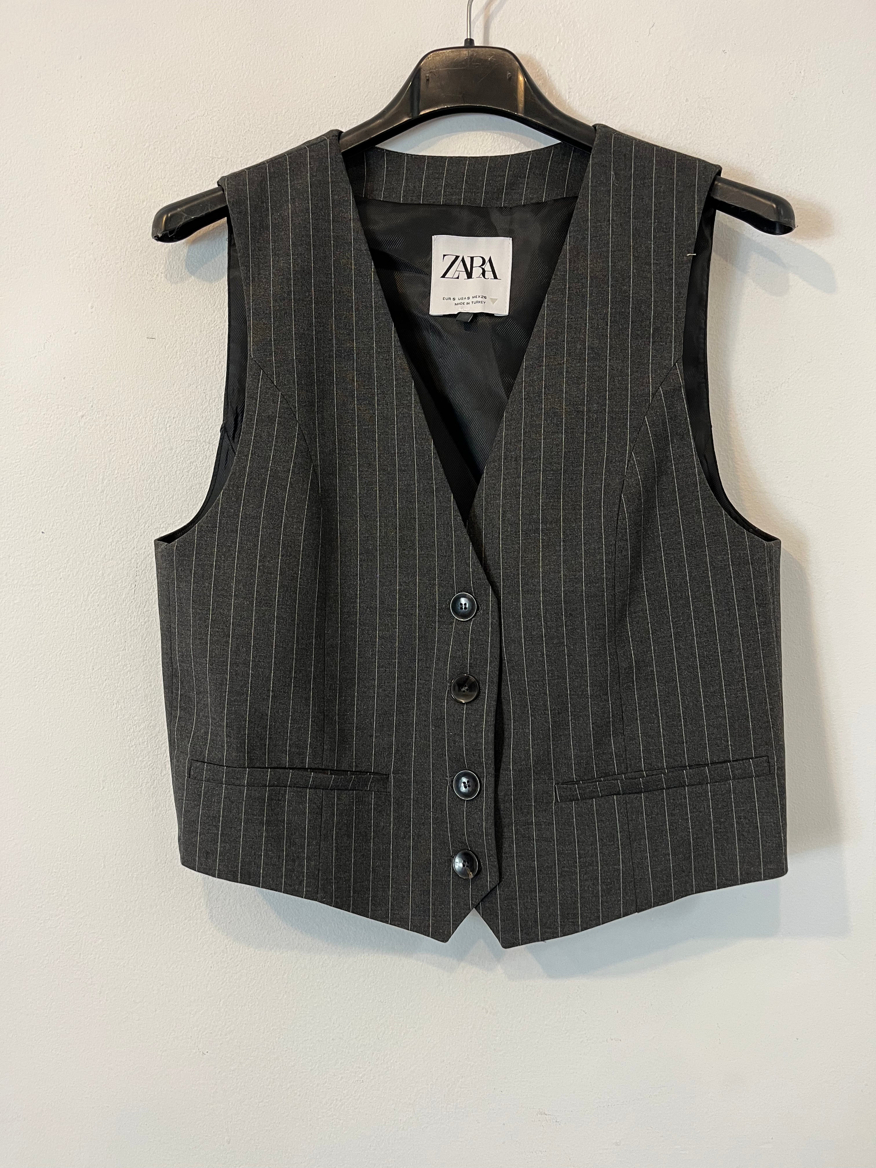 ZARA. Chaleco gris raya diplomática. T S