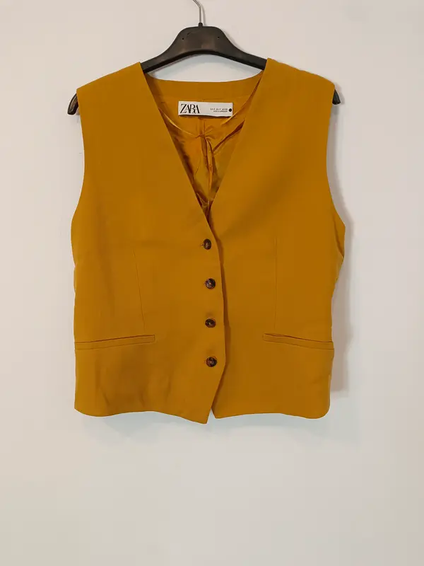 ZARA. Chaleco mostaza abotonado T.s