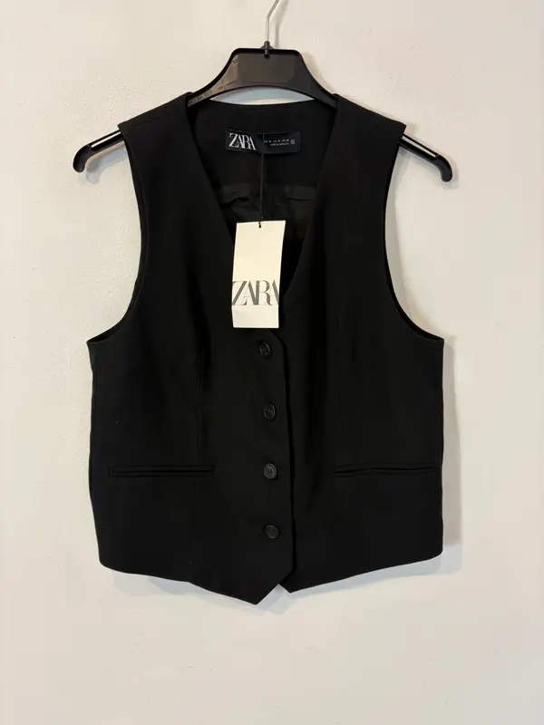 ZARA. Chaleco negro abotonado