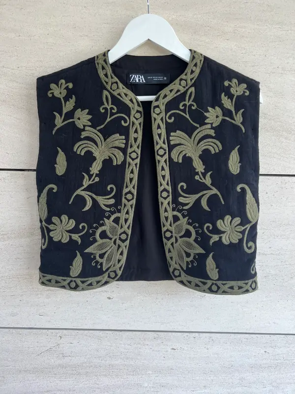 ZARA. Chaleco negro bordado. T XS