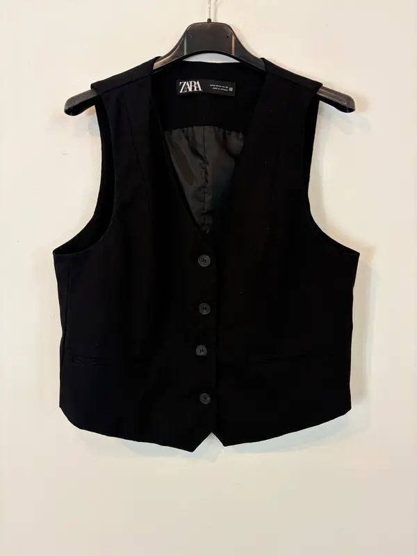 ZARA. Chaleco negro botones. T M