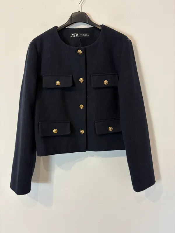 ZARA. Chaqueta azul botones dorados