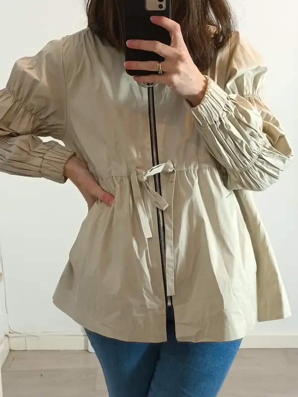 ZARA. Chaqueta beige fluida detalle mangas. T XS