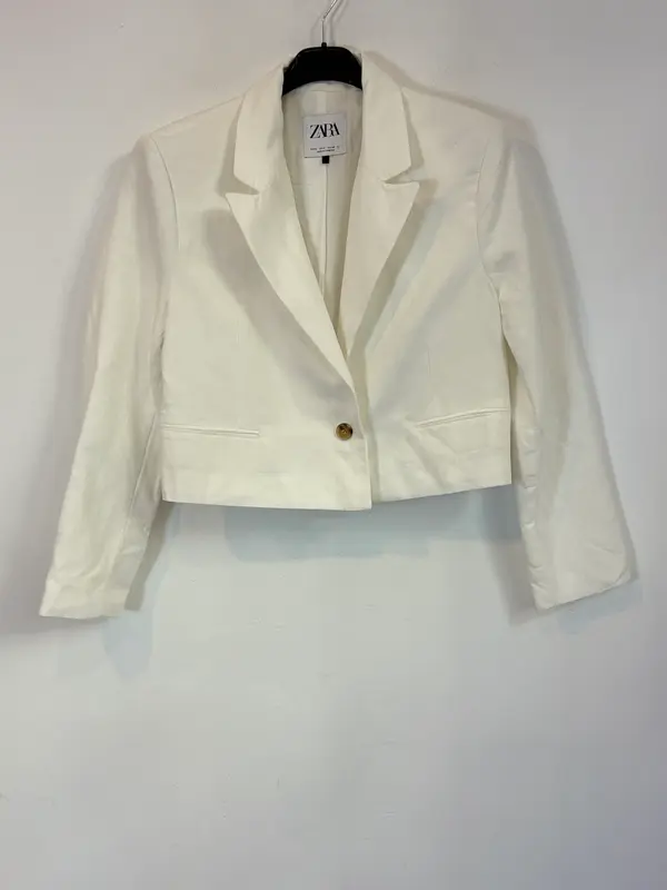 ZARA. Chaqueta blanca mezcla cortita