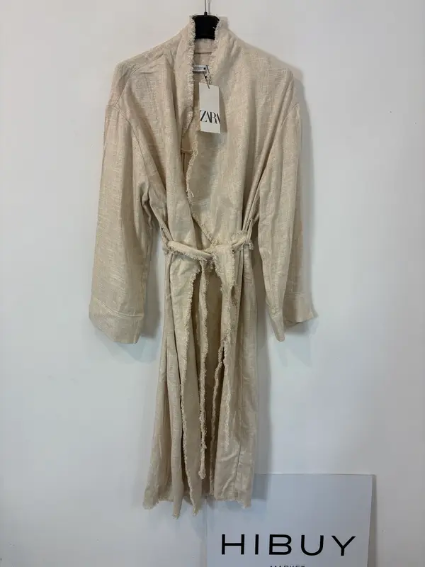 ZARA. Chaqueta larga beige fluida