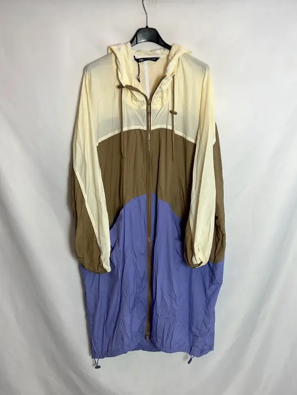 ZARA. Chaqueta larga impermeable fluida. T S/M