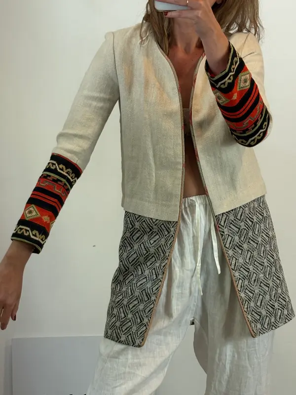 ZARA. Chaqueta lino y bordados