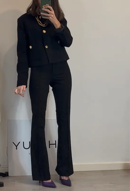 ZARA. Chaqueta negra botones dorados