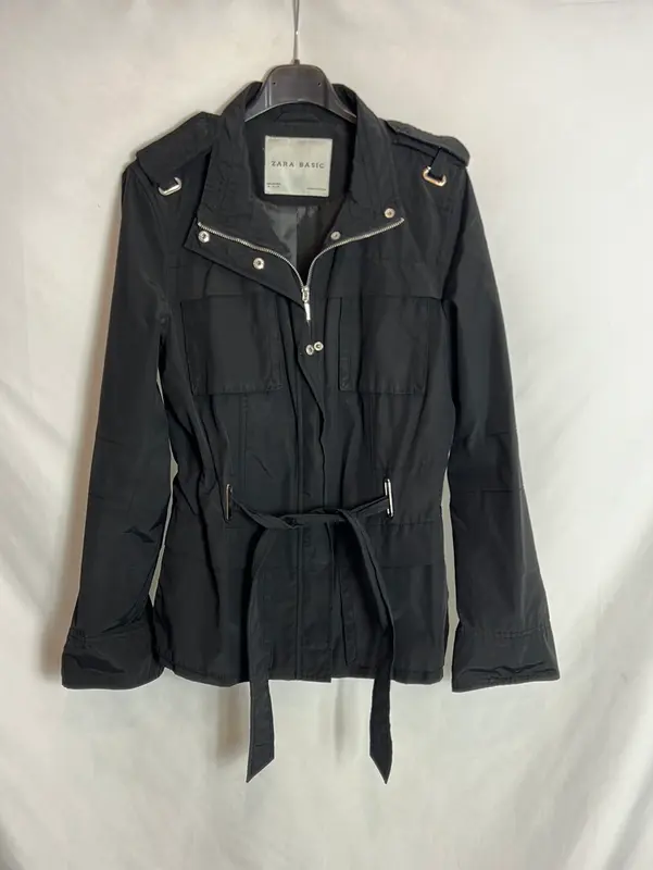 ZARA. Chaqueta negra cortavientos. T M