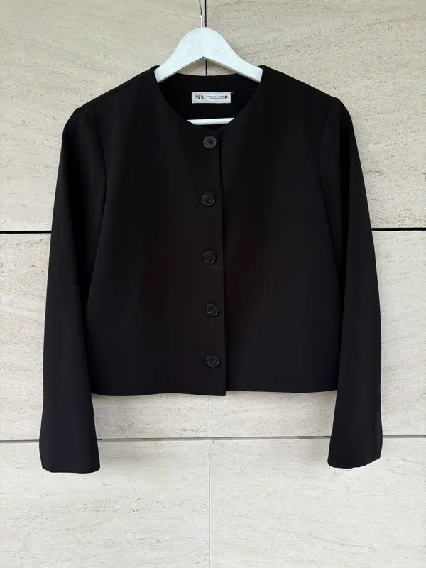 ZARA. Chaqueta negra cortita abotonada