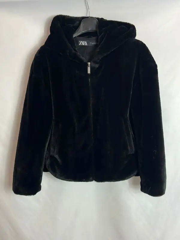 ZARA. Chaqueta negra pelo con capucha. T S