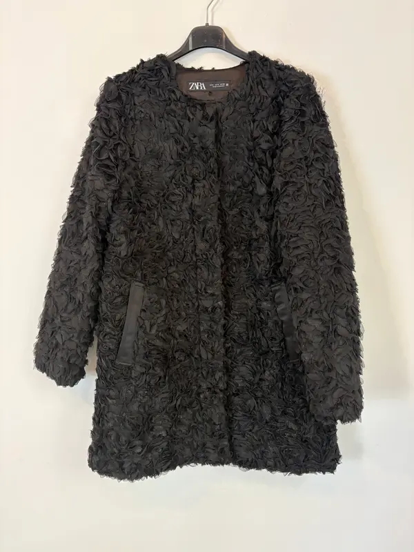 ZARA. Chaqueta negra pétalos. T S