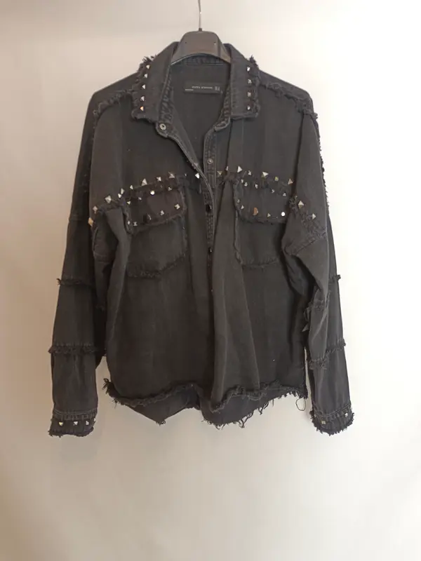 ZARA. Chaqueta negra tachuelas T.m