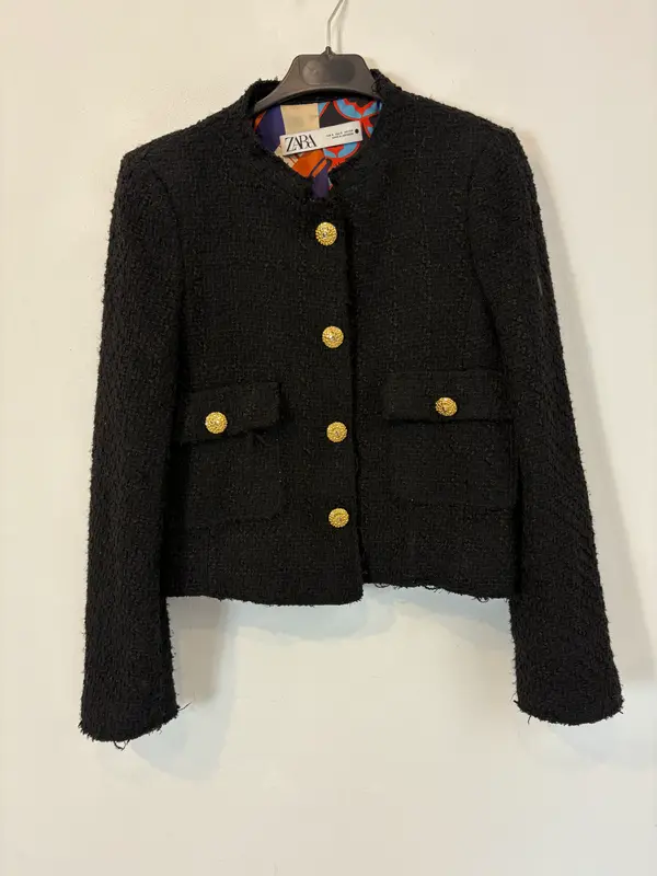 ZARA. Chaqueta negra tweed botones dorados