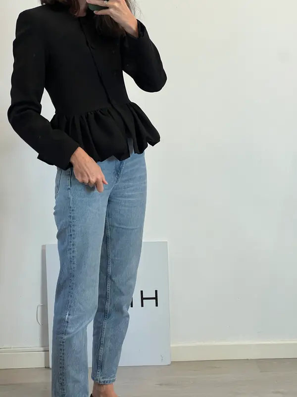 ZARA. Chaqueta negra volante