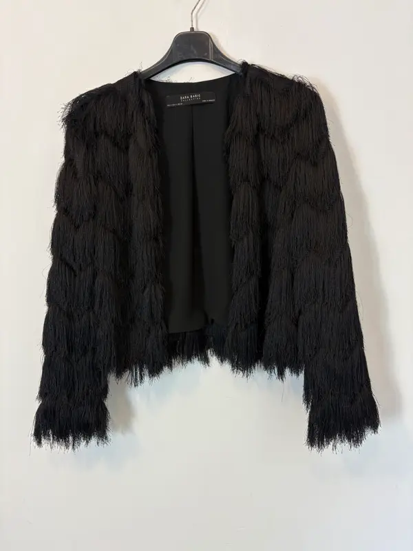 ZARA. Chaqueta negras flecos. T M