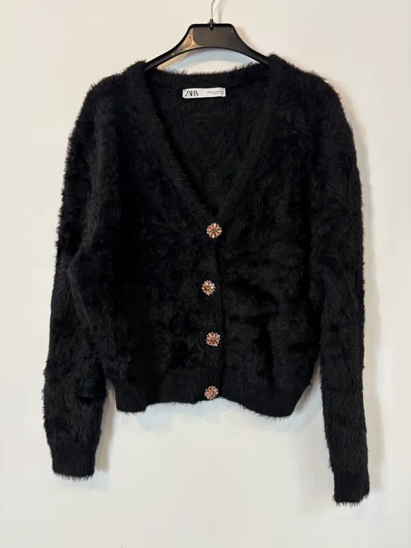 ZARA. Chaqueta punto efecto pelo botón joya