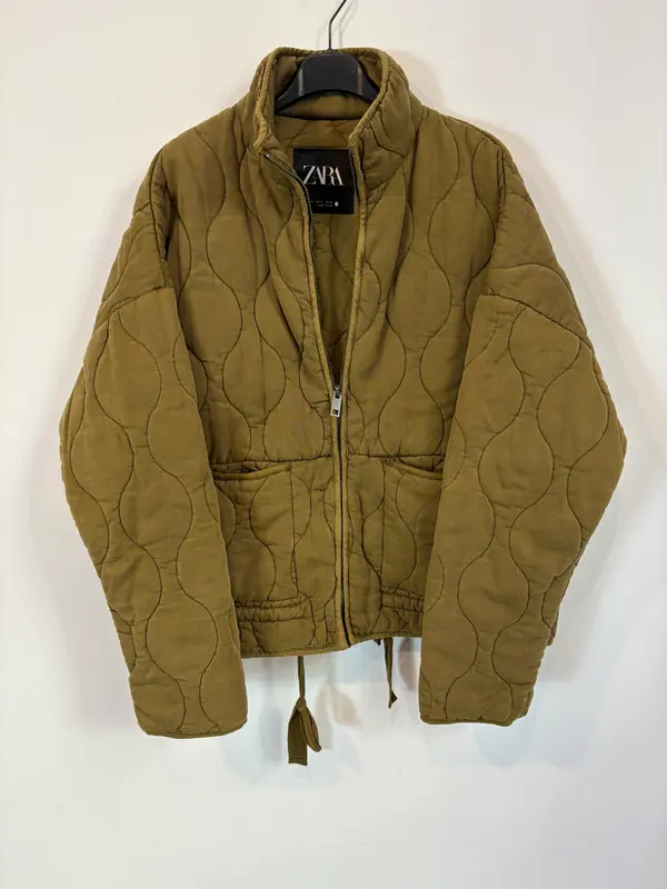 ZARA. Chaqueta verde acolchada. T S