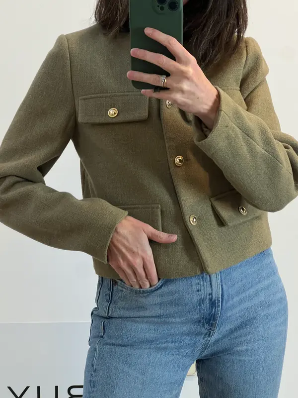 ZARA. Chaqueta verde detalle botones.