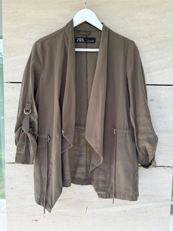 ZARA. Chaqueta verde fluida