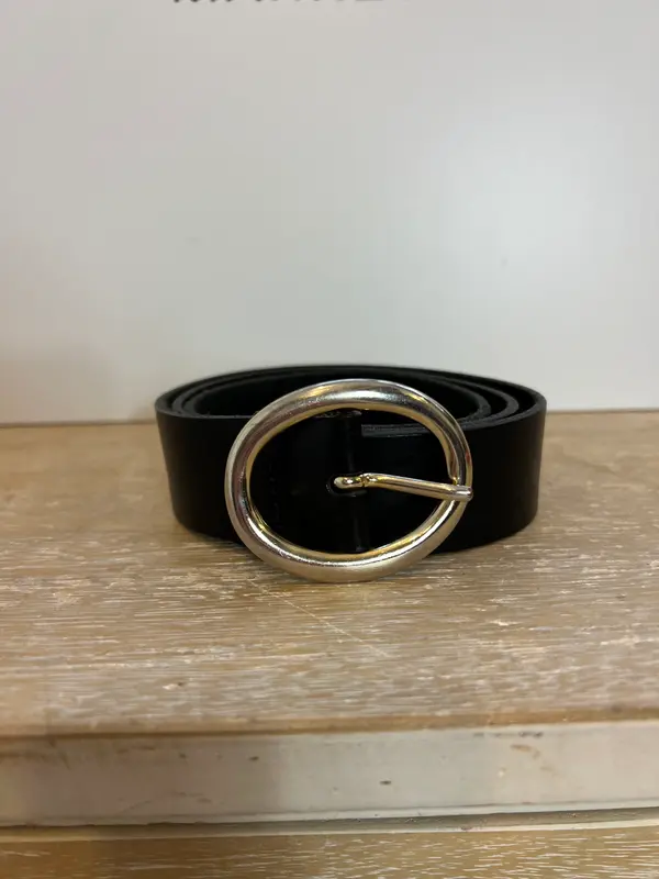 ZARA. Cinturón negro hebilla ovalada. T 85