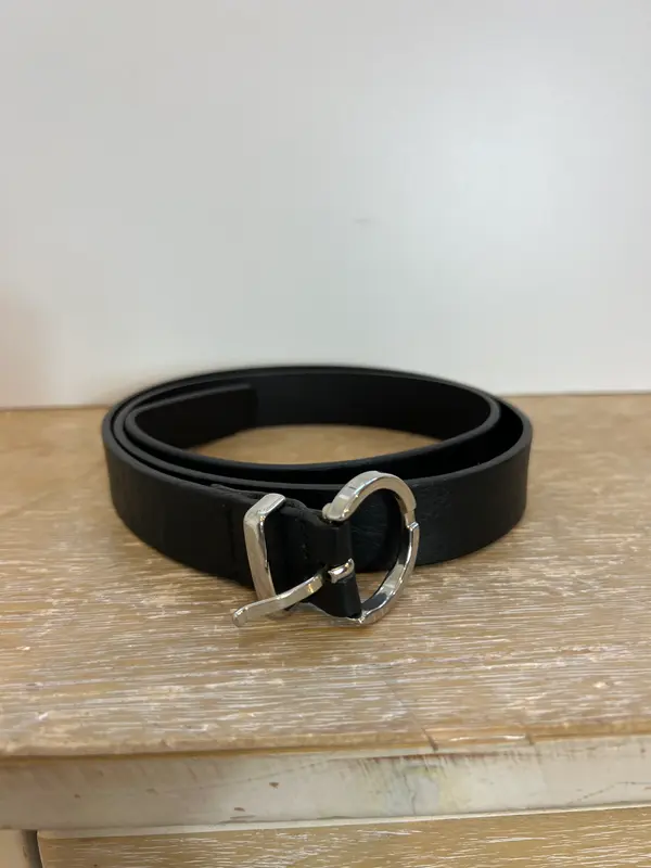 ZARA. Cinturón negro hebilla plateada pequeña. T 85