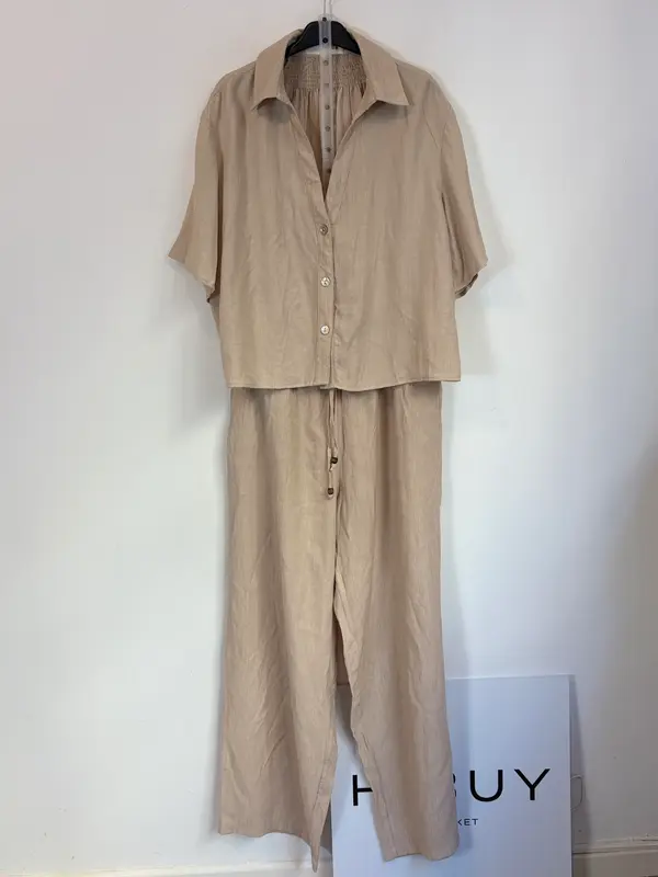 ZARA. Conjunto beige fluido